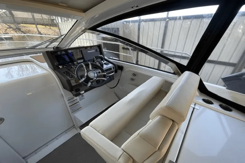 Slide: The Image of Cruisers Yachts 390 EXPRESS COUPE 2018 - 7