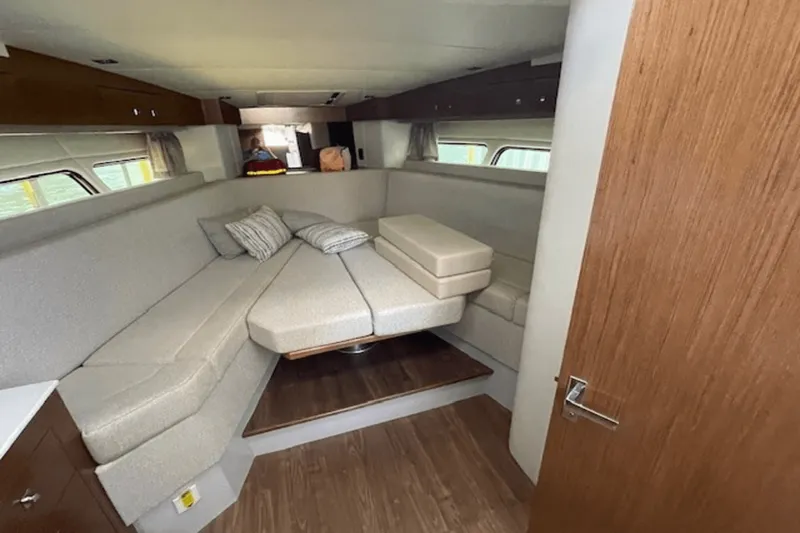 Slide: The Image of Cruisers Yachts 390 EXPRESS COUPE 2018 - 8