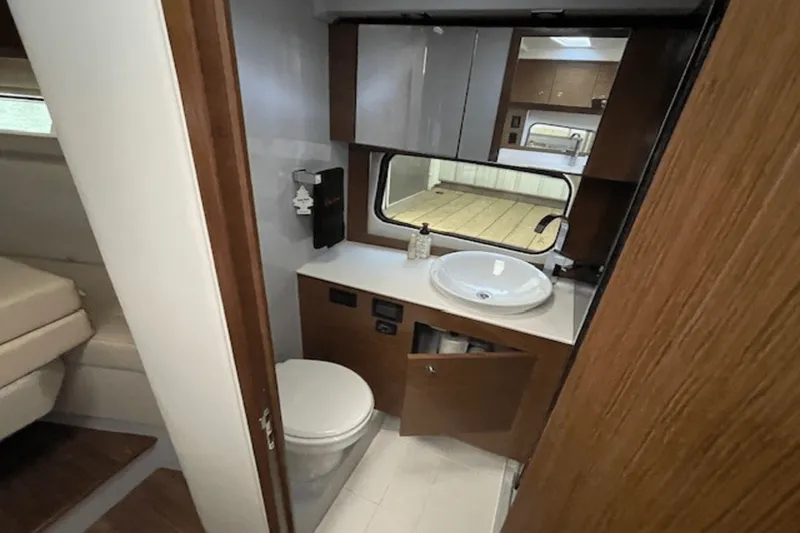 Slide: The Image of Cruisers Yachts 390 EXPRESS COUPE 2018 - 9