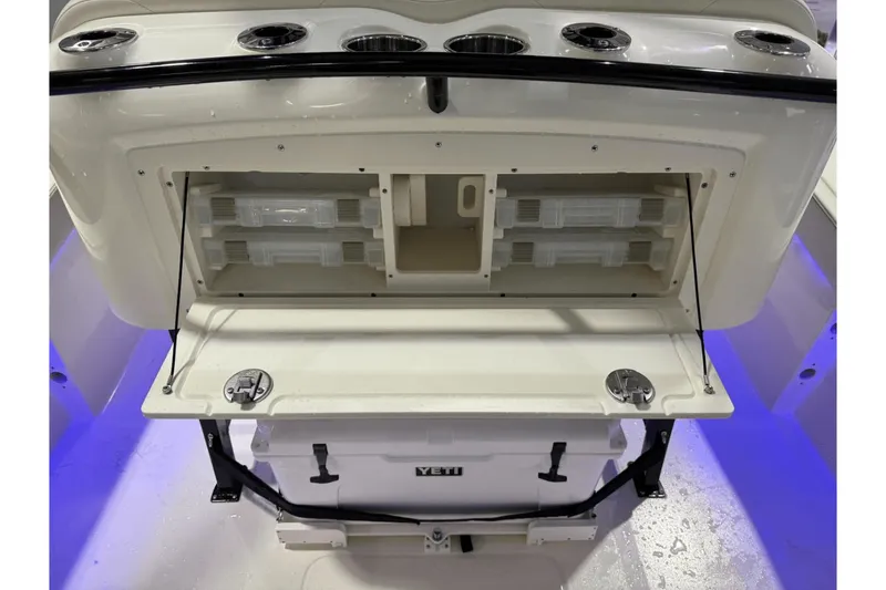 Slide: The Image of Scout 240 XSF 2025 - 16