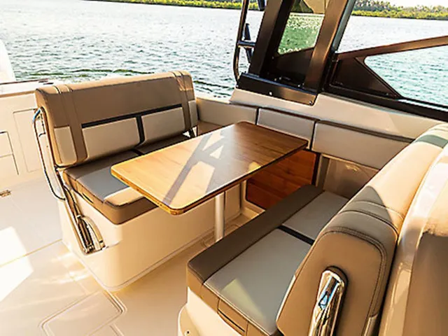 Slide: The Image of Boston Whaler 330 Vantage 2026 - 7