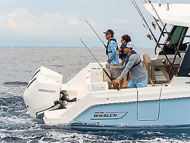 Slide: The Image of Boston Whaler 330 Vantage 2026 - 4