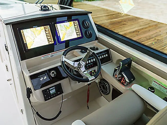 Slide: The Image of Boston Whaler 330 Vantage 2026 - 9