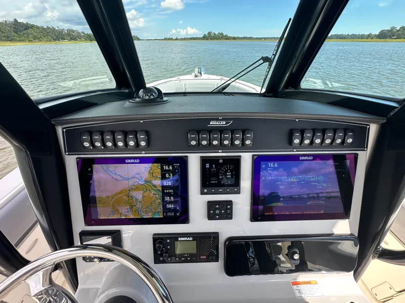 Slide: The Image of Boston Whaler 250 Outrage 2025 - 15