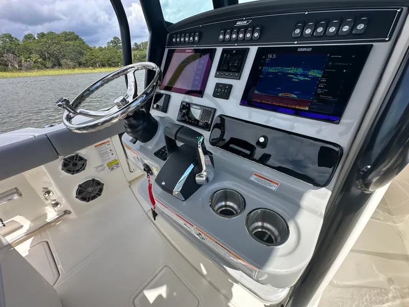 Slide: The Image of Boston Whaler 250 Outrage 2025 - 16
