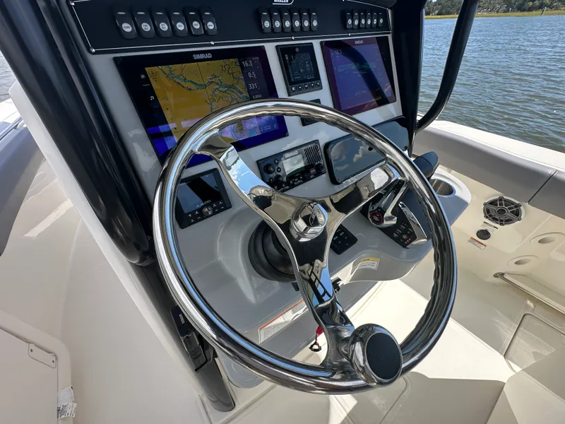 Slide: The Image of Boston Whaler 250 Outrage 2025 - 17