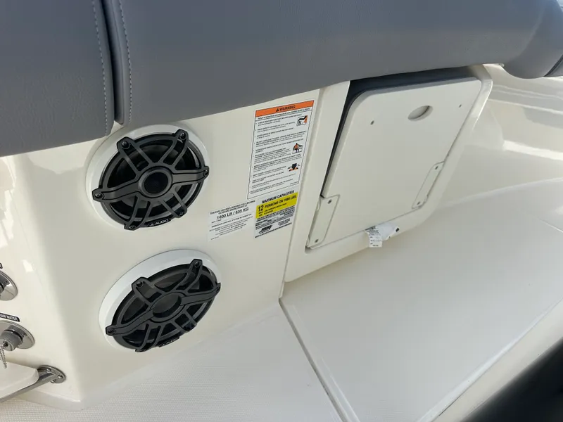 Slide: The Image of Boston Whaler 250 Outrage 2025 - 19