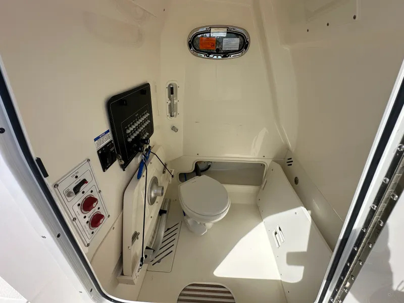 Slide: The Image of Boston Whaler 250 Outrage 2025 - 23