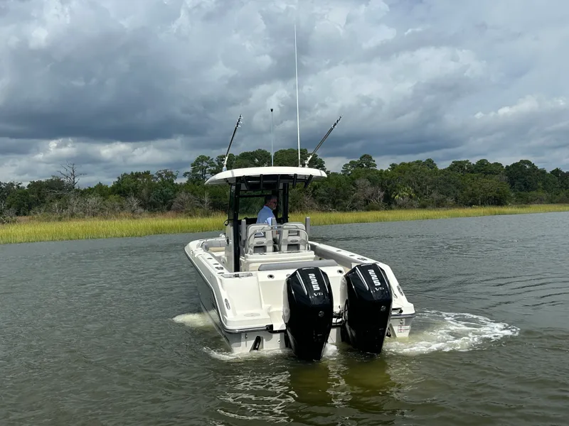 Slide: The Image of Boston Whaler 250 Outrage 2025 - 9