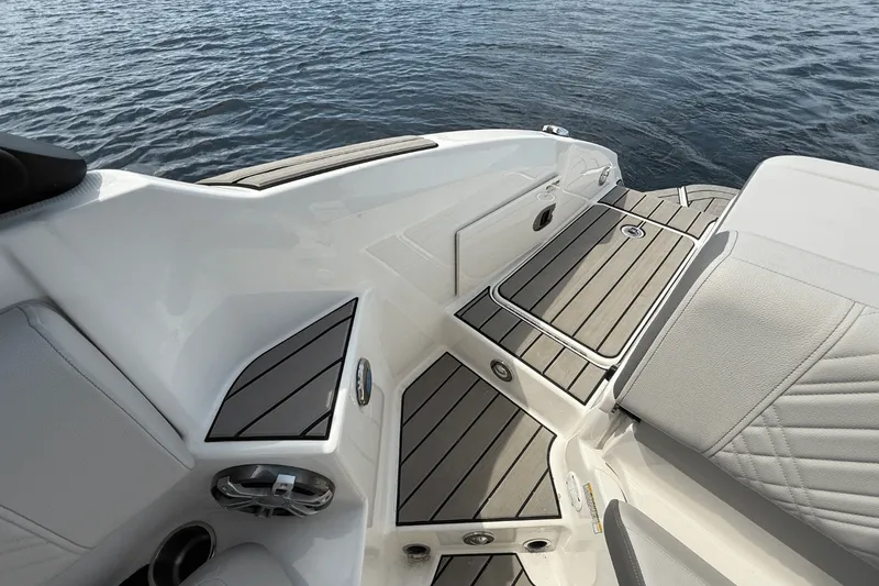 Slide: The Image of Sea Ray SDX 270 2025 - 13