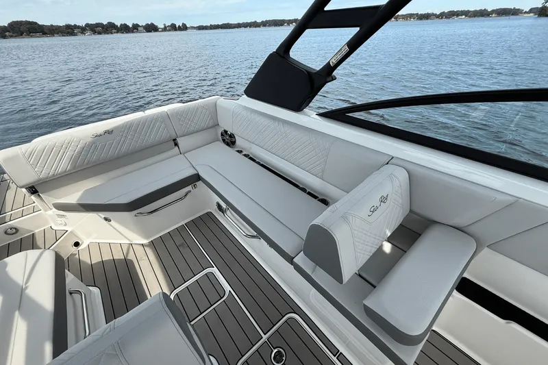 Slide: The Image of Sea Ray SDX 270 2025 - 15