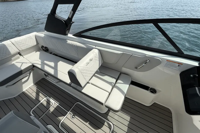 Slide: The Image of Sea Ray SDX 270 2025 - 16