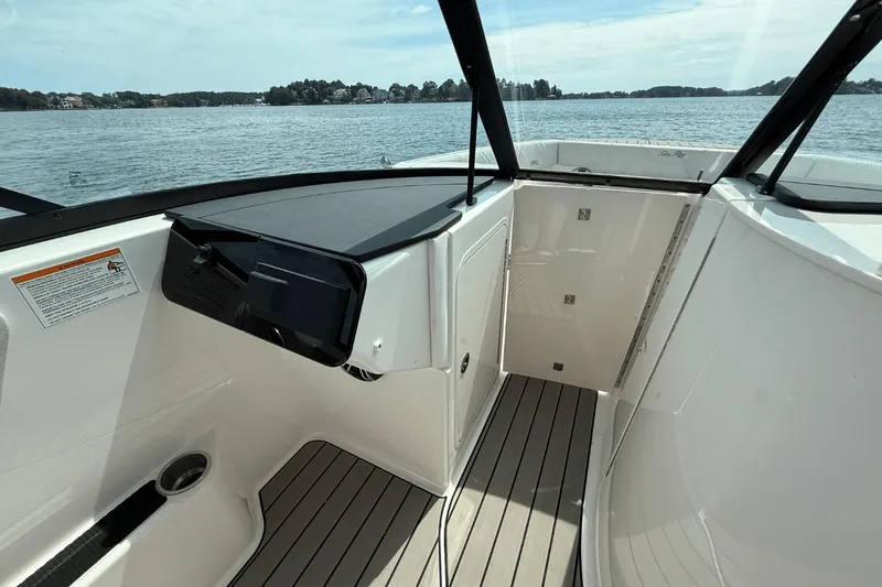 Slide: The Image of Sea Ray SDX 270 2025 - 19