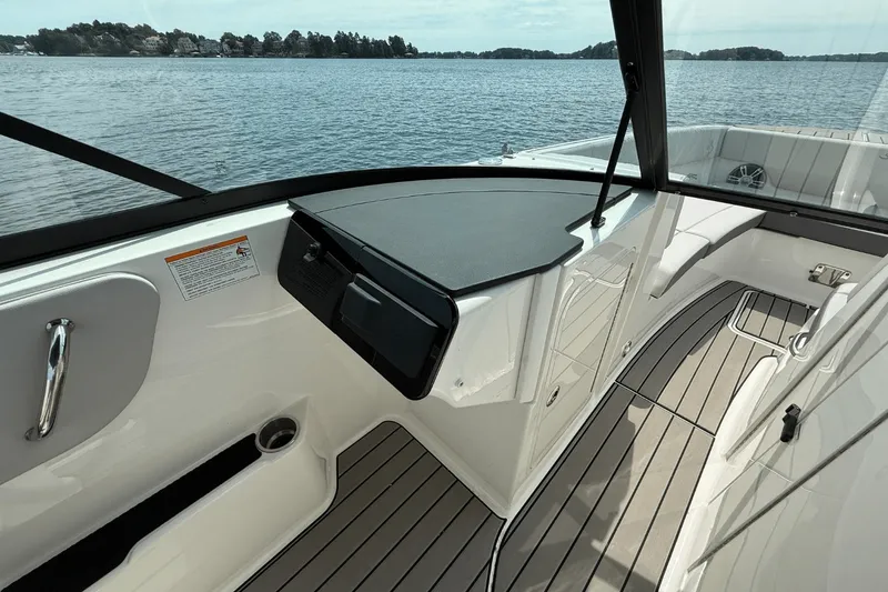 Slide: The Image of Sea Ray SDX 270 2025 - 20