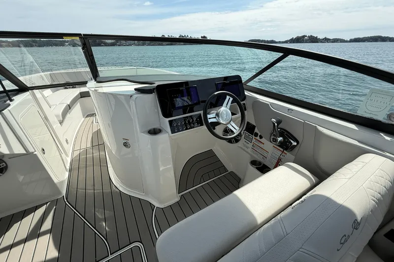 Slide: The Image of Sea Ray SDX 270 2025 - 21