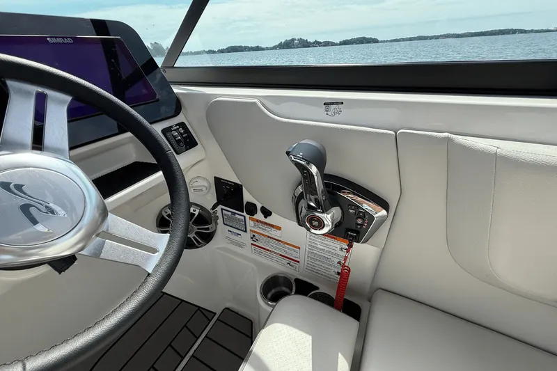 Slide: The Image of Sea Ray SDX 270 2025 - 25