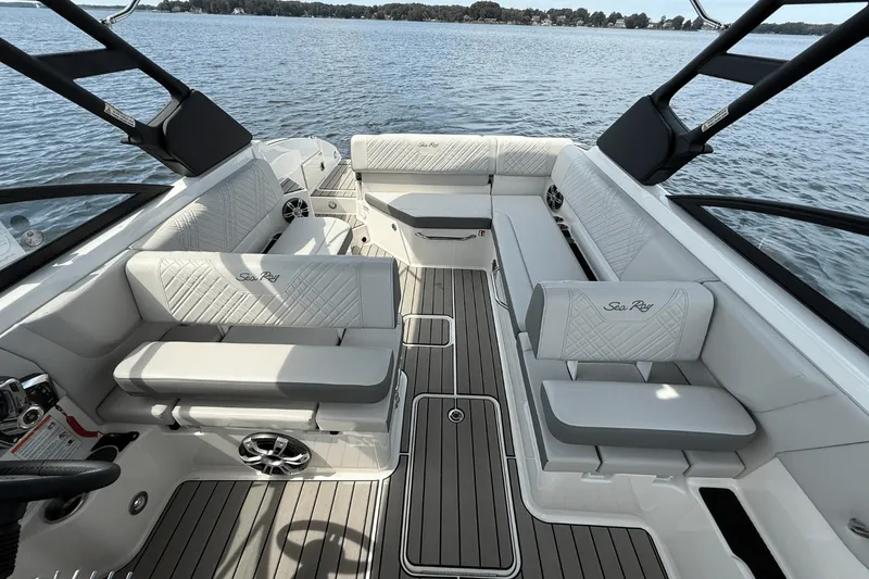 Slide: The Image of Sea Ray SDX 270 2025 - 26