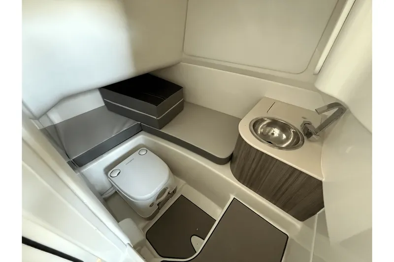 Slide: The Image of Sea Ray SDX 270 2025 - 27