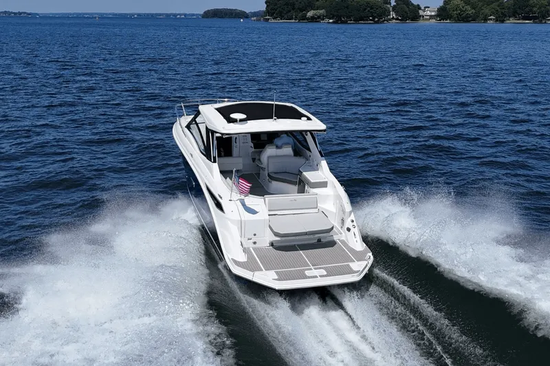 Slide: The Image of Sea Ray Sundancer 320 2025 - 12