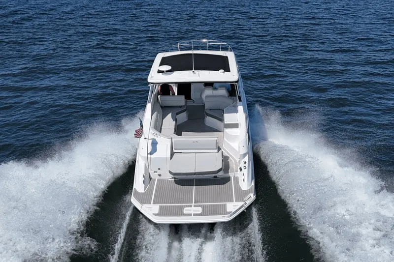 Slide: The Image of Sea Ray Sundancer 320 2025 - 13