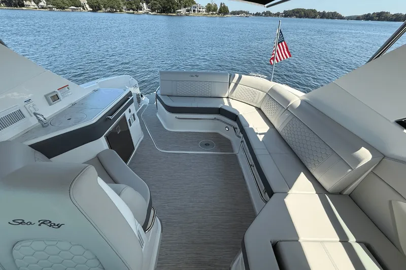 Slide: The Image of Sea Ray Sundancer 320 2025 - 14