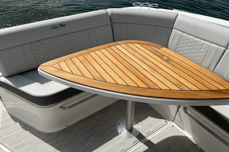 Slide: The Image of Sea Ray Sundancer 320 2025 - 15