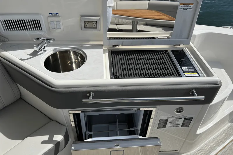 Slide: The Image of Sea Ray Sundancer 320 2025 - 16