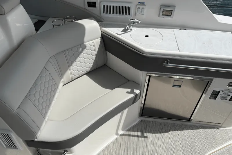 Slide: The Image of Sea Ray Sundancer 320 2025 - 17