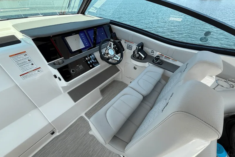 Slide: The Image of Sea Ray Sundancer 320 2025 - 19