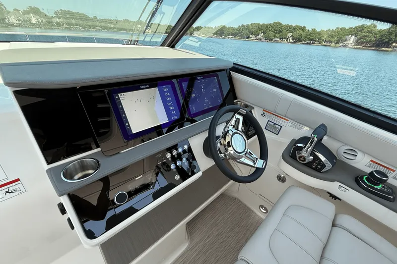 Slide: The Image of Sea Ray Sundancer 320 2025 - 20