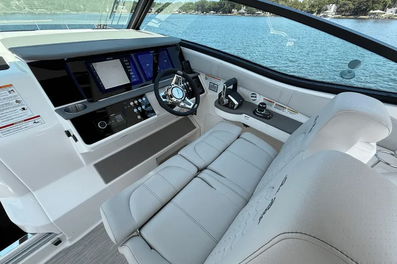 Slide: The Image of Sea Ray Sundancer 320 2025 - 21