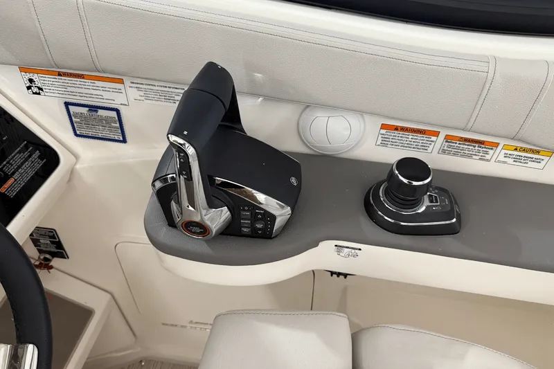 Slide: The Image of Sea Ray Sundancer 320 2025 - 22