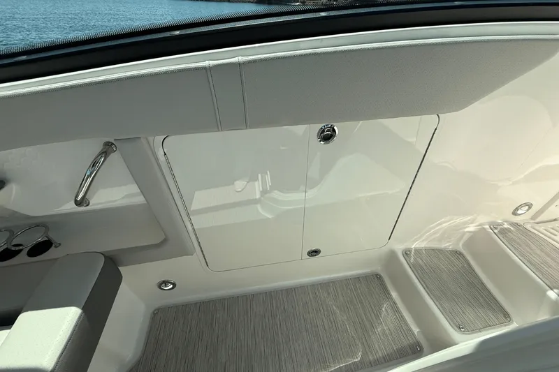 Slide: The Image of Sea Ray Sundancer 320 2025 - 23