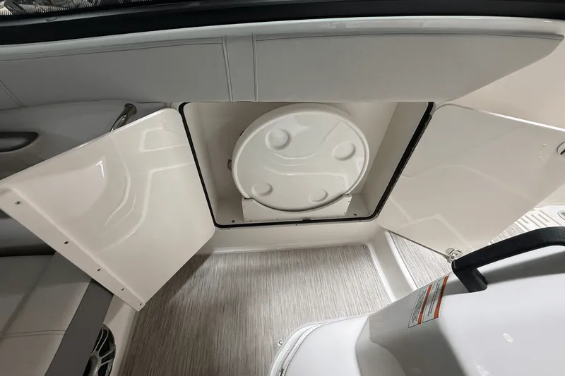 Slide: The Image of Sea Ray Sundancer 320 2025 - 24