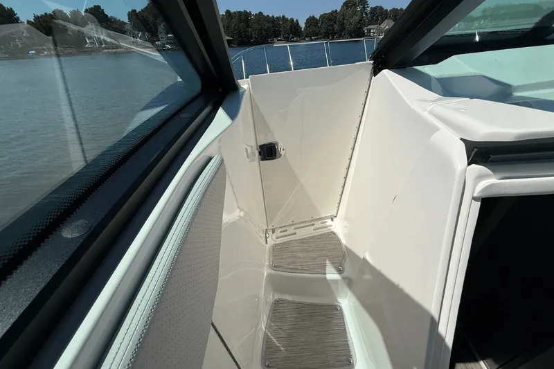 Slide: The Image of Sea Ray Sundancer 320 2025 - 25