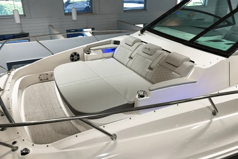 Slide: The Image of Sea Ray Sundancer 320 2025 - 26