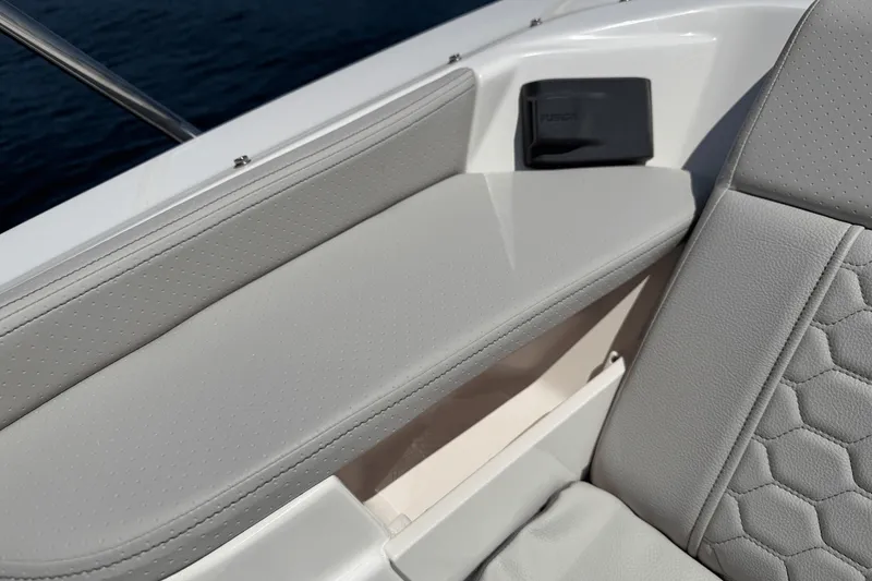 Slide: The Image of Sea Ray Sundancer 320 2025 - 27