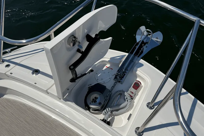 Slide: The Image of Sea Ray Sundancer 320 2025 - 28