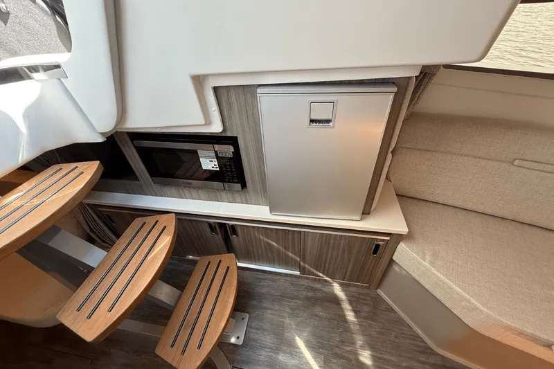 Slide: The Image of Sea Ray Sundancer 320 2025 - 29