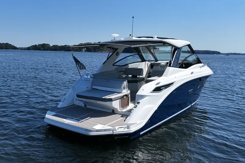 Slide: The Image of Sea Ray Sundancer 320 2025 - 3