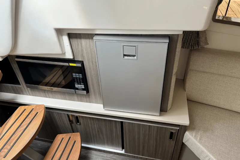 Slide: The Image of Sea Ray Sundancer 320 2025 - 30