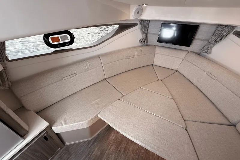 Slide: The Image of Sea Ray Sundancer 320 2025 - 31