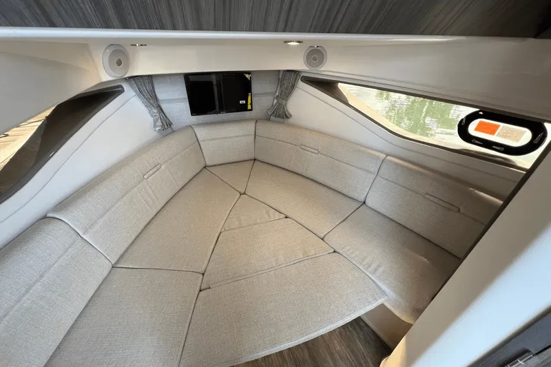 Slide: The Image of Sea Ray Sundancer 320 2025 - 32