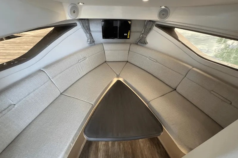 Slide: The Image of Sea Ray Sundancer 320 2025 - 33