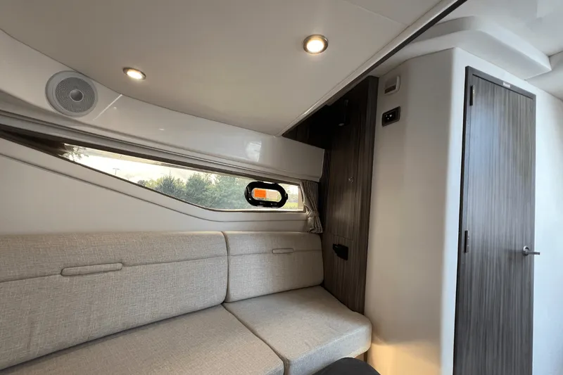 Slide: The Image of Sea Ray Sundancer 320 2025 - 34