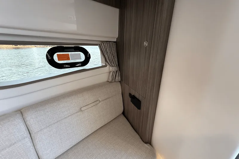 Slide: The Image of Sea Ray Sundancer 320 2025 - 35