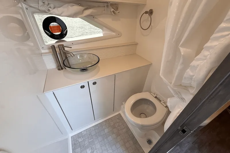 Slide: The Image of Sea Ray Sundancer 320 2025 - 36