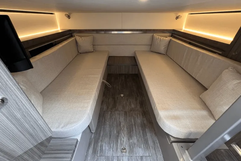 Slide: The Image of Sea Ray Sundancer 320 2025 - 38