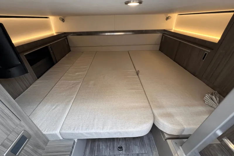 Slide: The Image of Sea Ray Sundancer 320 2025 - 39