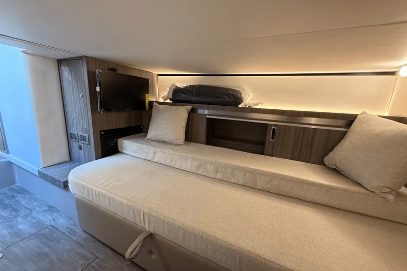 Slide: The Image of Sea Ray Sundancer 320 2025 - 40